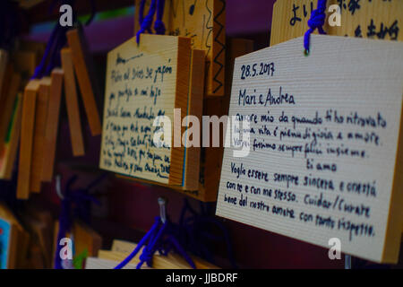 HAKONE, JAPON - Juillet 02, 2017 : EMA à Le Temple Kiyomizu-dera. EMA sont de petites plaques de bois sur lesquelles les fidèles shintoïstes écrire leurs prières ou souhaits. Banque D'Images