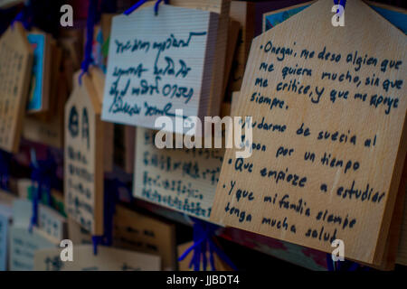 HAKONE, JAPON - Juillet 02, 2017 : EMA à Le Temple Kiyomizu-dera. EMA sont de petites plaques de bois sur lesquelles les fidèles shintoïstes écrire leurs prières ou souhaits. Banque D'Images