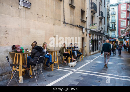 Personnes sur la Plaza del Castillo à Pampelune, Espagne, Europe, Camino de Santiago. Banque D'Images