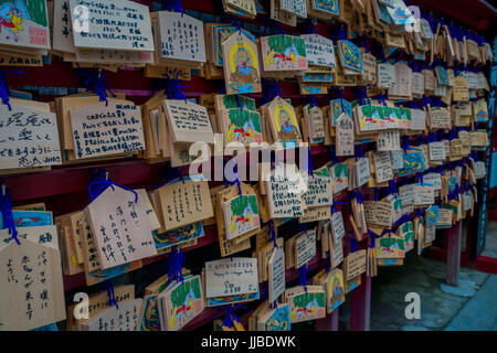 HAKONE, JAPON - Juillet 02, 2017 : EMA à Le Temple Kiyomizu-dera. EMA sont de petites plaques de bois sur lesquelles les fidèles shintoïstes écrire leurs prières ou souhaits. Banque D'Images