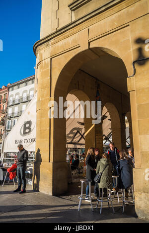 Personnes sur la Plaza del Castillo à Pampelune, Espagne, Europe, Camino de Santiago. Banque D'Images