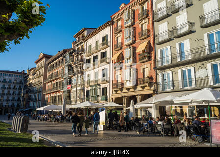 Personnes sur la Plaza del Castillo à Pampelune, Espagne, Europe, Camino de Santiago. Banque D'Images