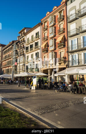 Personnes sur la Plaza del Castillo à Pampelune, Espagne, Europe, Camino de Santiago. Banque D'Images