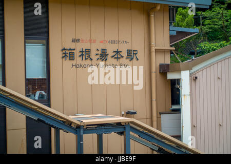 HAKONE, JAPON - Juillet 02, 2017 : lettre japanesse au-dessus d'une porte à Gora, un terminal railway station sur la ligne Hakone Tozan et Hak Banque D'Images