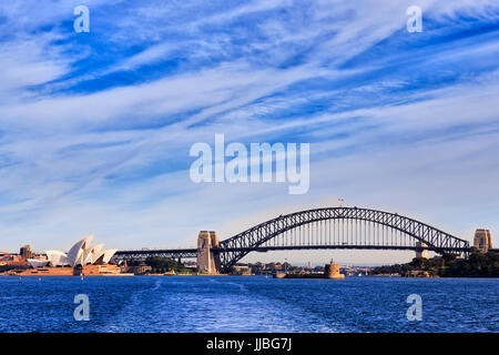 Les eaux bleues de Sydney Harbour et du majestueux pont du port de Sydney à travers l'eau comme vu à partir des traversier sur une journée ensoleillée. Banque D'Images