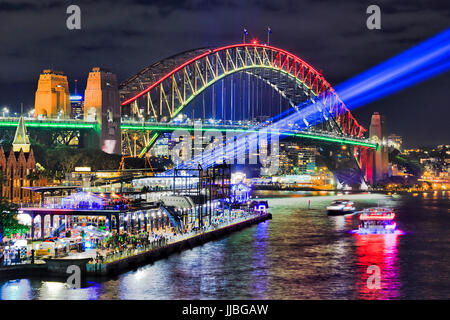 Sydney Harbour Bridge et éclairées d'envoyer des faisceaux de lumière projecteur bleu vif au cours de la lumière et des idées de Sydney à Sydney CBD afficher comme vu fr Banque D'Images