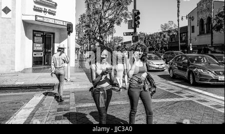 Les personnes élégantes sur Hollywood Boulevard à Los Angeles - LOS ANGELES - CALIFORNIE - 20 AVRIL 2017 Banque D'Images