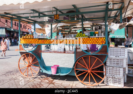 Les vendeurs de jus d'Orange Place Djemaa el Fna, Marrakech, Marrakech, Maroc, Afrique du Nord Banque D'Images