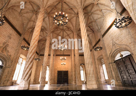 VALENCIA, Espagne - 24 juillet 2017 : La Llotja de la Seda de Valence est un édifice civil de style gothique et est la principale attraction touristique. Banque D'Images