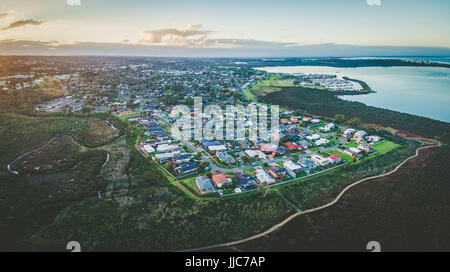 Vue panoramique aérienne de Hastings suburb et Westernport Marina au crépuscule. Melbourne, Australie Banque D'Images