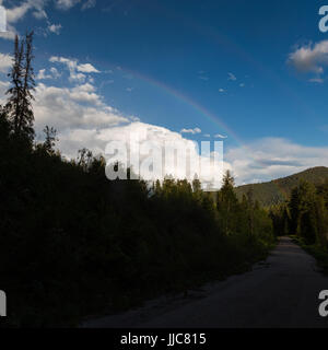 Un double arc-en-ciel formant sur la vieille route du col de sentier dans le Teton Mountains. La Forêt nationale de Bridger-Teton, Wyoming Banque D'Images