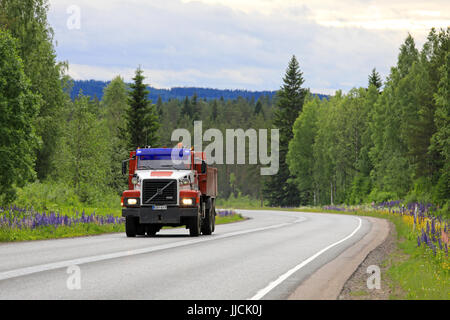 JYVASKYLA, FINLANDE - le 6 juillet 2017 : Volvo classiques classique N10 camion benne à usage intensif se déplace le long de la route un soir d'été. Banque D'Images