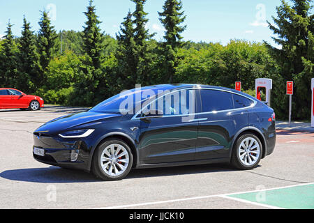 PAIMIO, FINLANDE - le 14 juillet 2017 : Tesla Model X feuilles de véhicules électriques Tesla Supercharger. Le modèle X est un homme VUS multisegment de luxe électrique Banque D'Images