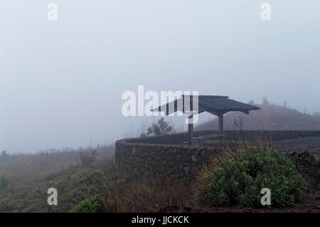 Auvent en bois avec table et bancs sur la plate-forme d'observation dans le parc national de Teide sur jour brumeux, Tenerife, Canaries, Espagne Banque D'Images