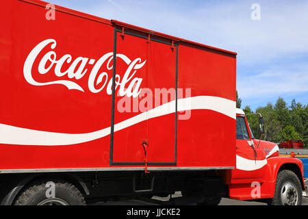 HAMEENLINNA, FINLANDE - le 15 juillet 2017 : International Loadstar 1890 vintage Coca-Cola camion de transport sur l'affichage sur camion 2017 Tawastia de semaine. Banque D'Images