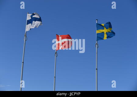 Drapeaux dans le ciel Banque D'Images