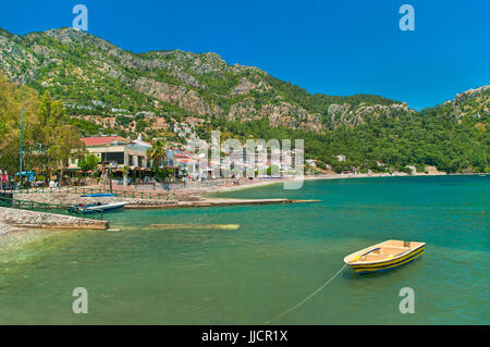 Jaune petit bateau amarré près de city waterfront sur sinny journée avec les montagnes en arrière-plan dans turunc, Marmaris, Turquie Banque D'Images