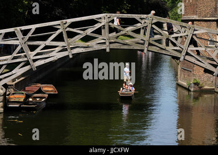 17 juillet 2017 - Les touristes dans la belle ville universitaire de Cambridge, Angleterre. Banque D'Images