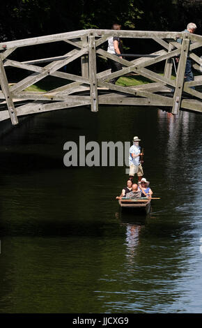 17 juillet 2017 - Les touristes dans la belle ville universitaire de Cambridge, Angleterre. Banque D'Images