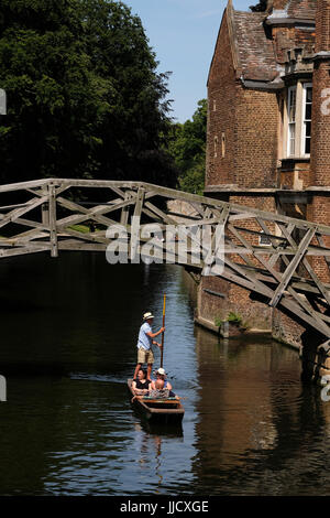 17 juillet 2017 - Les touristes dans la belle ville universitaire de Cambridge, Angleterre. Banque D'Images