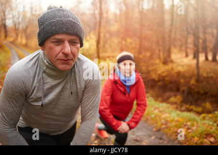 Couple de mettre beaucoup d'efforts dans ce Banque D'Images