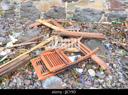 Des débris sur la plage de Coverack, Cornwall, après d'intenses pluies provoquant inondations dans le village côtier. Banque D'Images