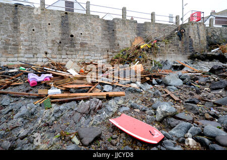 Des débris sur la plage de Coverack, Cornwall, après d'intenses pluies provoquant inondations dans le village côtier. Banque D'Images