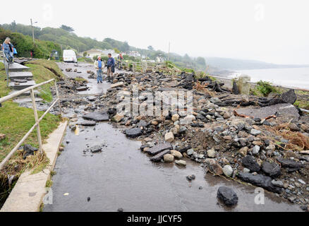 Des débris sur la route dans la région de Coverack, Cornwall, après d'intenses pluies provoquant inondations dans le village côtier. Banque D'Images