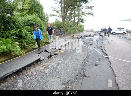 Les passants regarder des débris sur la route dans la région de Coverack, Cornwall, après d'intenses pluies provoquant inondations dans le village côtier. Banque D'Images