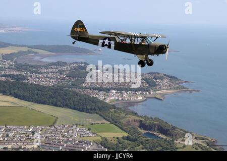 Jim McTaggart prend son 1940 Piper Cub, avec son armée US D-Day les marquages des avions de reconnaissance, pour un vol d'entraînement, plus de littoral de Fife en avant de l'avion à l'Écosse&Otilde;s National Airshow à East Fortune, East Lothian, le samedi 22 juillet. Banque D'Images