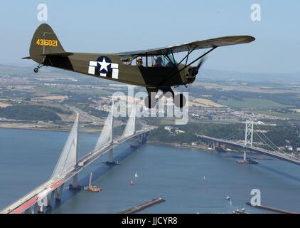 Jim McTaggart prend son 1940 Piper Cub, avec son armée US D-Day les marquages des avions de reconnaissance, pour un vol d'entraînement sur le nouveau passage à Queensferry de l'aéronef à l'Écosse&Otilde;s National Airshow à East Fortune, East Lothian, le samedi 22 juillet. Banque D'Images