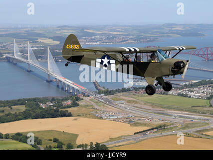 Jim McTaggart prend son Piper Cub 1940, avec ses marquages d'avions de reconnaissance du jour J de l'armée américaine, pour un vol d'entraînement au-dessus du nouveau Queensferry Crossing avant l'apparition de l'avion au National Airshow écossais à East Fortune, East Lothian, samedi 22 juillet. Banque D'Images