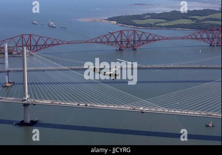 Jim McTaggart prend son Piper Cub 1940, avec ses marquages d'avions de reconnaissance du jour J de l'armée américaine, pour un vol d'entraînement au-dessus du Forth Rail Bridge, du Forth Road Bridge et du nouveau Queensferry Crossing avant l'apparition de l'avion au National Airshow écossais à East Fortune, East Lothian, le samedi 22 juillet. Banque D'Images