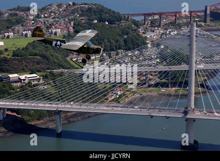 Jim McTaggart prend son Piper Cub 1940, avec ses marquages d'avions de reconnaissance du jour J de l'armée américaine, pour un vol d'entraînement au-dessus du nouveau Queensferry Crossing avant l'apparition de l'avion au National Airshow écossais à East Fortune, East Lothian, samedi 22 juillet. Banque D'Images