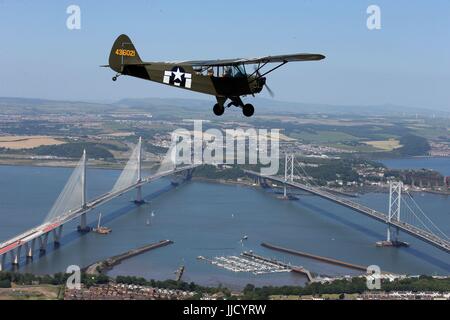 Jim McTaggart prend son Piper Cub 1940, avec ses marquages d'avions de reconnaissance du jour J de l'armée américaine, pour un vol d'entraînement au-dessus du pont Forth Road et du nouveau Queensferry Crossing avant l'apparition de l'avion au salon national Scotlands de East Fortune, East Lothian, le samedi 22 juillet. Banque D'Images