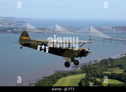 Jim McTaggart prend son 1940 Piper Cub, avec son armée US D-Day les marquages des avions de reconnaissance, pour un vol d'entraînement sur le nouveau passage à Queensferry de l'aéronef à l'Écosse&Otilde;s National Airshow à East Fortune, East Lothian, le samedi 22 juillet. Banque D'Images