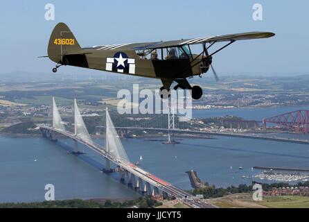 Jim McTaggart prend son Piper Cub 1940, avec ses marquages d'avions de reconnaissance du jour J de l'armée américaine, pour un vol d'entraînement au-dessus du nouveau Queensferry Crossing avant l'apparition de l'avion au National Airshow écossais à East Fortune, East Lothian, samedi 22 juillet. Banque D'Images