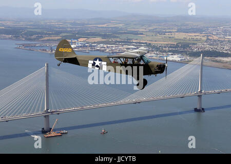 Jim McTaggart prend son 1940 Piper Cub, avec son armée US D-Day les marquages des avions de reconnaissance, pour un vol d'entraînement sur le nouveau passage à Queensferry de l'aéronef à l'Écosse&Otilde;s National Airshow à East Fortune, East Lothian, le samedi 22 juillet. Banque D'Images