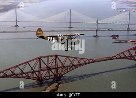 Jim McTaggart prend son Piper Cub 1940, avec ses marquages d'avions de reconnaissance du jour J de l'armée américaine, pour un vol d'entraînement au-dessus du Forth Rail Bridge, du Forth Road Bridge et du nouveau Queensferry Crossing avant l'apparition de l'avion au National Airshow écossais à East Fortune, East Lothian, le samedi 22 juillet. Banque D'Images