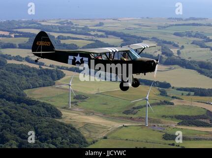 Jim McTaggart prend son Piper Cub 1940, avec ses marquages d'avions de reconnaissance du jour J de l'armée américaine, pour un vol d'entraînement au-dessus de Fife avant l'apparition de l'avion au National Airshow écossais à East Fortune, East Lothian, le samedi 22 juillet. Banque D'Images