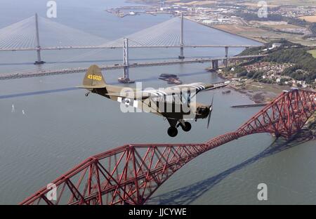 Jim McTaggart prend son Piper Cub 1940, avec ses marquages d'avions de reconnaissance du jour J de l'armée américaine, pour un vol d'entraînement au-dessus du Forth Rail Bridge, du Forth Road Bridge et du nouveau Queensferry Crossing avant l'apparition de l'avion au salon national de Scotlands à East Fortune, East Lothian, le samedi 22 juillet. Banque D'Images