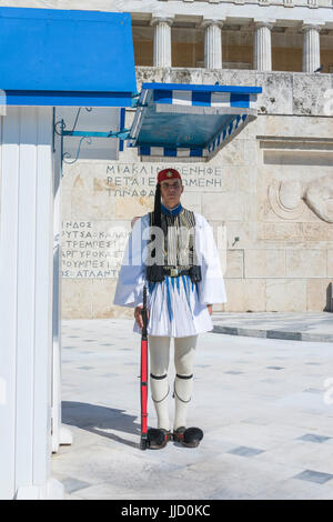 Le parlement hellénique est le parlement de la Grèce, situé dans l'ancien Palais Royal, donnant sur la place Syntagma à Athènes. Banque D'Images