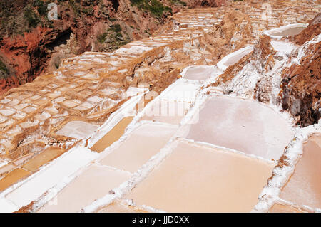Pérou, Salinas de Maras, pré inca mine de sel traditionnels (salinas). Banque D'Images