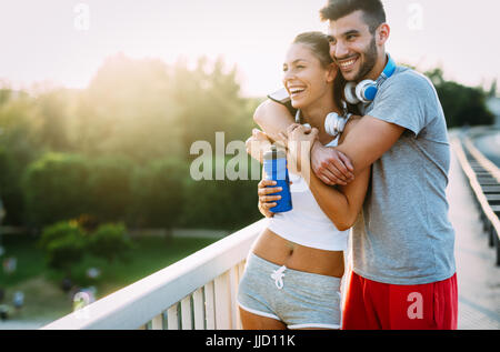 Portrait de l'homme et de la femme pendant les pauses du jogging Banque D'Images