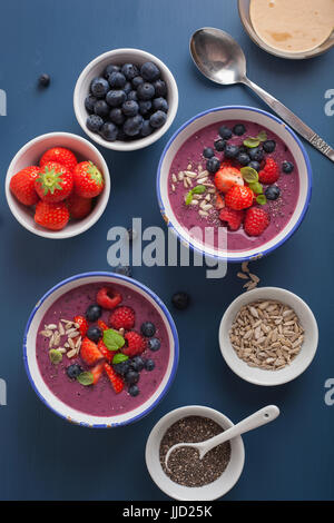 Smoothie aux petits fruits sains avec bol bleuet fraise framboise et semences chia Banque D'Images