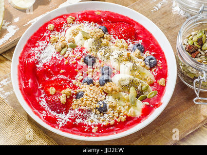 Boisson fouettée aux petits déjeuner bol garni de banane, fraise, bleuet, la citrouille et les graines de chia. Vue d'en haut Banque D'Images