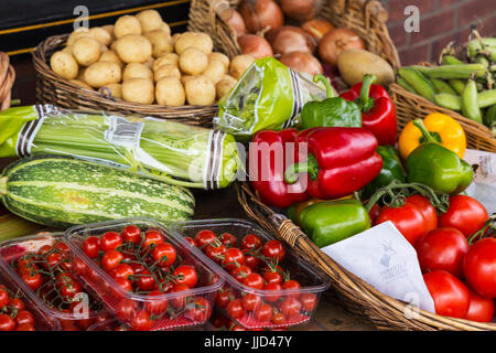 Légumes frais sur la vente hors magasin de bouchers à Lavenham High Street Banque D'Images