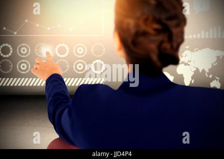 Vue arrière du couple sur fond blanc contre salle grise Banque D'Images