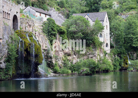 France, Lozere 48, St Chely du Tarn, cascade et immeubles du village dans les Gorges du Tarn. Banque D'Images