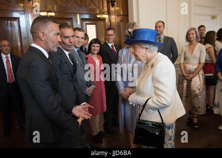 La reine Elizabeth II réunion réduite au cours d'une visite à la Maison du Canada à Trafalgar Square, le centre de Londres, pour célébrer le 150e anniversaire de la Confédération. Banque D'Images